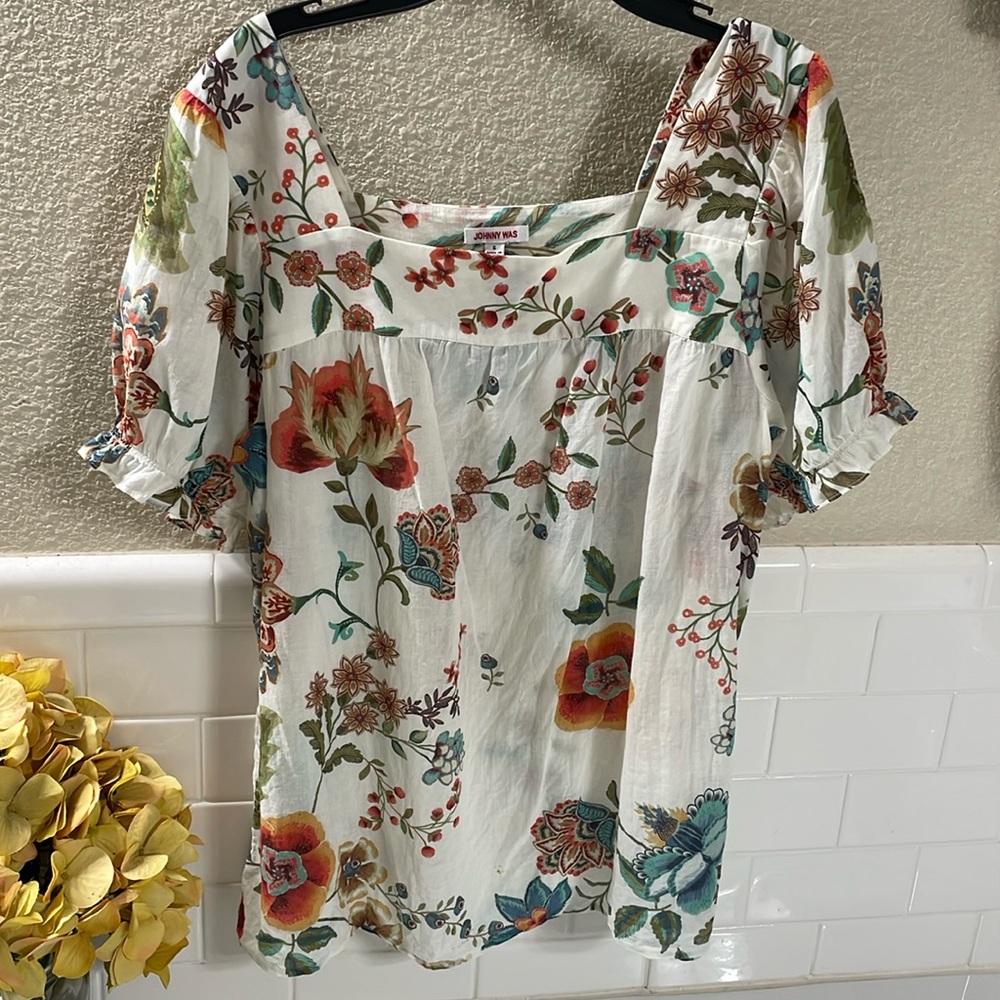 Johnny Was Floral Puff sleeve Blouse. Excellent condition See measurements .